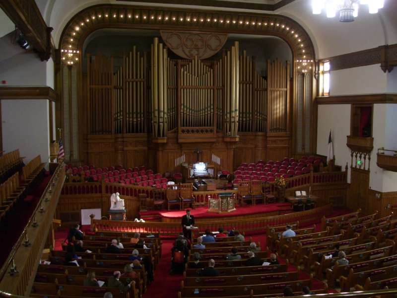Большой зал церкви 